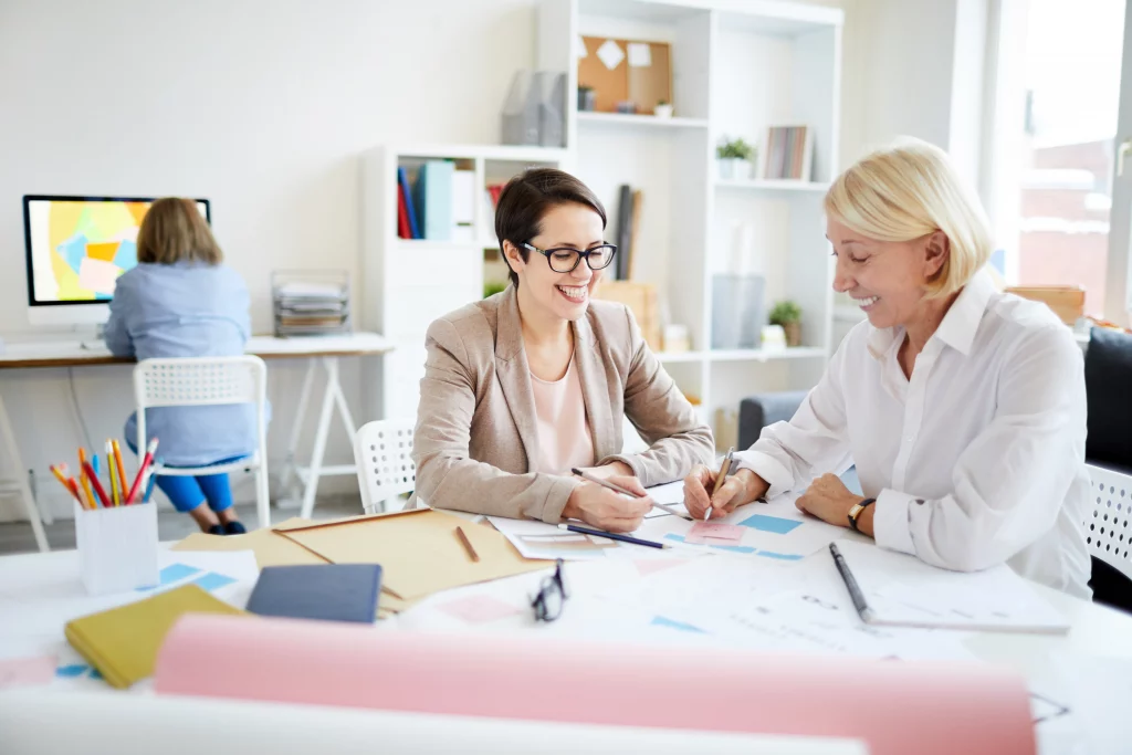 businesswomen-discussing-project